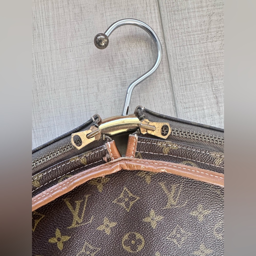 Extremely rare, vintage Louis Vuitton Monogram garment bag with side zippers. - Picture 3 of 16